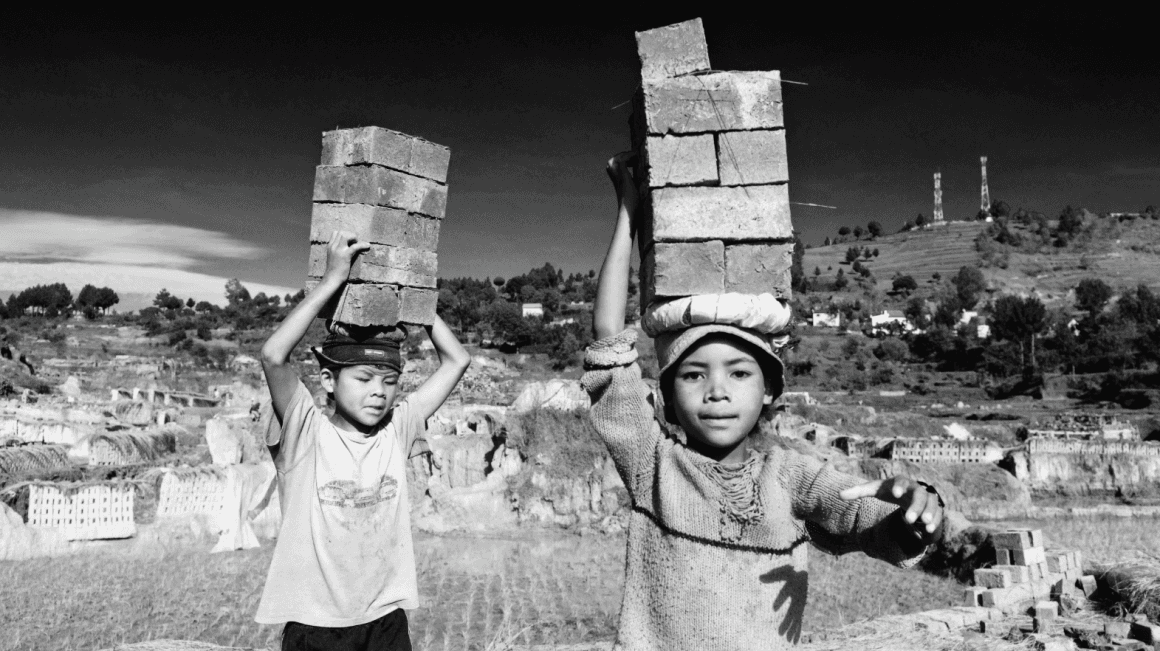 Ifølge FN var det 152 millioner barnearbeidere i verden i 2017, og 40 millioner mennesker som levde i moderne slaveri, der 1 av 4 var barn. Foto: ILO/M.Crozet.